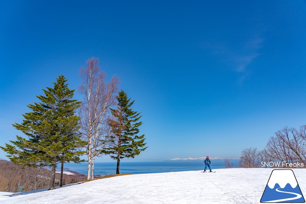 朝里川温泉スキー場｜豊富な残雪のおかげで、4月10日（日）まで営業延長中！日本海を眺めながら、のんびり春スキー＆スノーボードを楽しみましょう♪